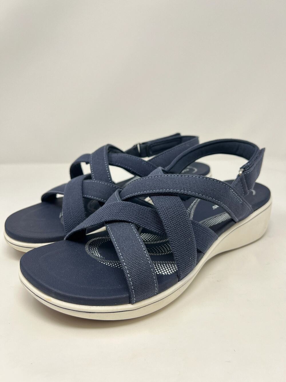 Clarks Women's 10M BreezeRae Navy Canvas Sandals